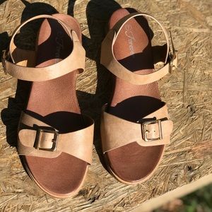 Super cute sandals!